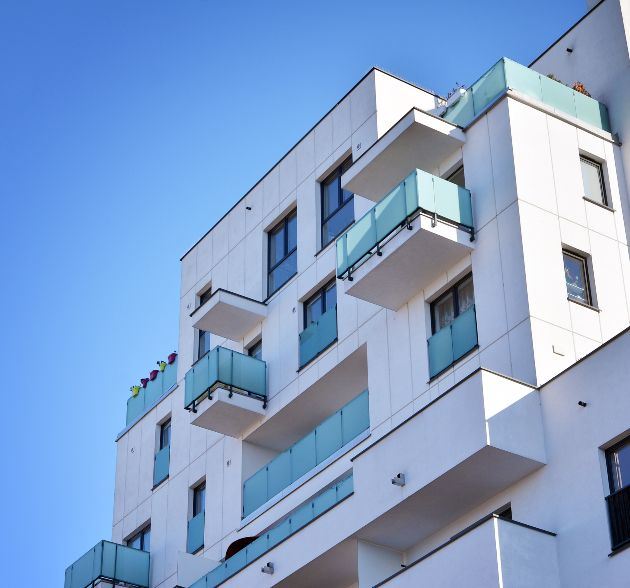 Diagnostiqueur TEK DIAG réalisant un contrôle dans un logement